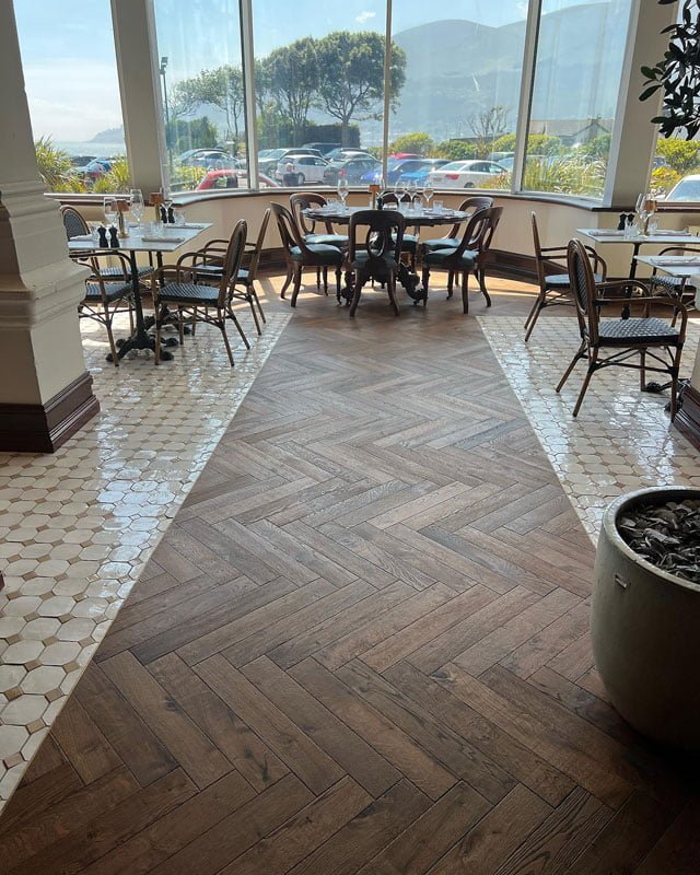 https://www.parquetversaillesancien.fr/wp-content/uploads/2023/07/Chevron-and-Herringbone-parquet-Flooring.jpg