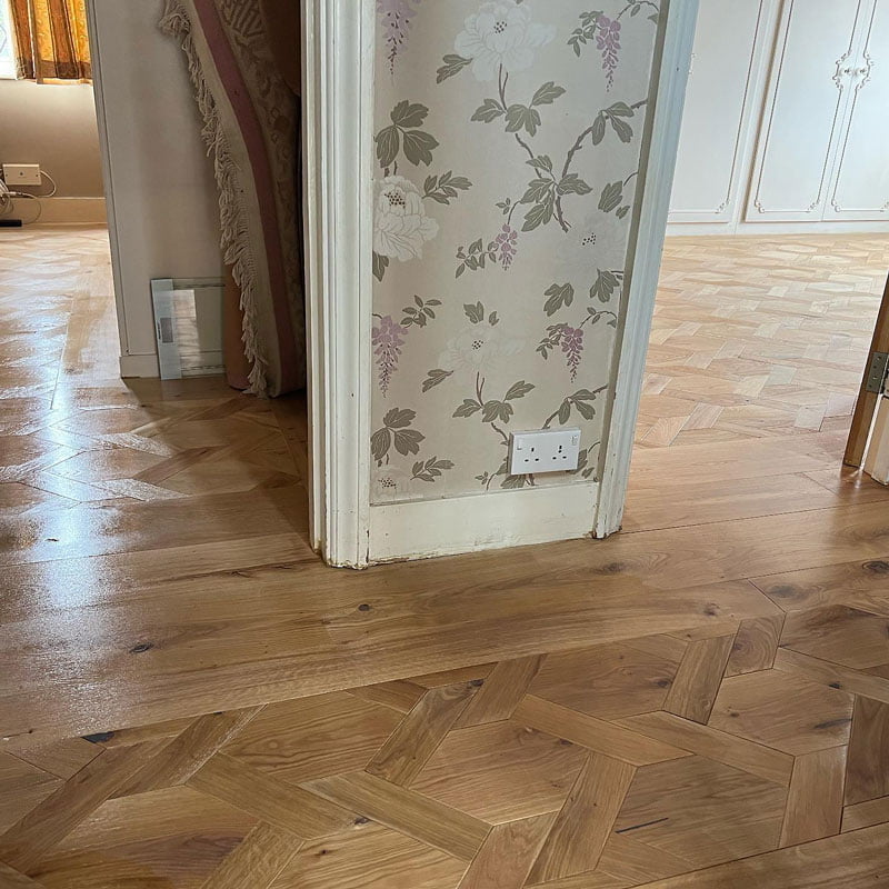 https://www.parquetversaillesancien.fr/wp-content/uploads/2023/07/Hexagon-Mansion-waves-Parquet-flooring-5.jpg
