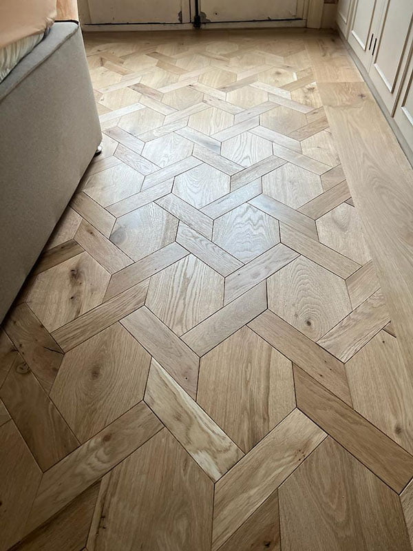 https://www.parquetversaillesancien.fr/wp-content/uploads/2023/07/Hexagon-Mansion-waves-Parquet-flooring-6.jpg