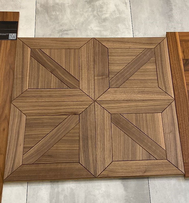 https://www.parquetversaillesancien.fr/wp-content/uploads/2023/07/VERSAILLES-PARQUET-PANELS-American-walnut-wood-3.jpg